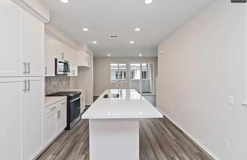 1698 Cayton Loop